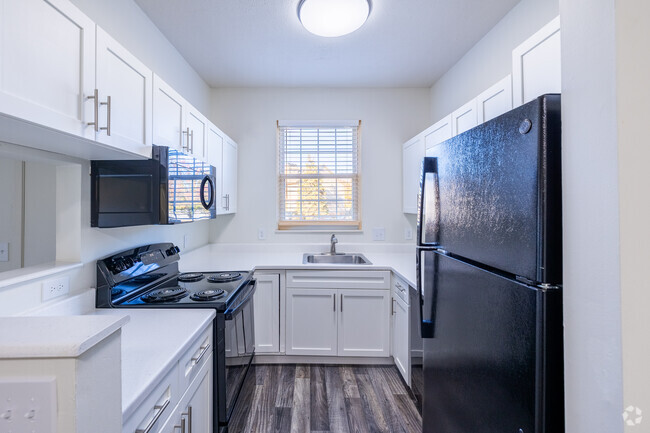 2BD, 2BA - 1,036SF - Kitchen - Perrys Crossing Apartment Homes