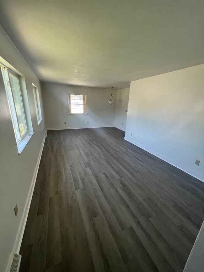 Foto del edificio - 320-322 W Louise St