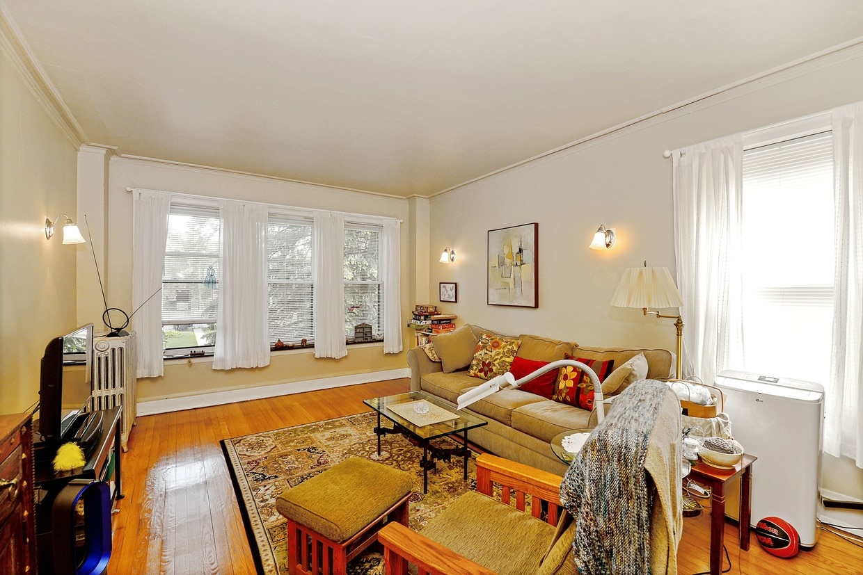Primary Photo - 1322 Brummel St