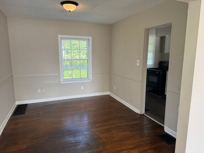 Foto del edificio - 373-375 N Roosevelt Ave