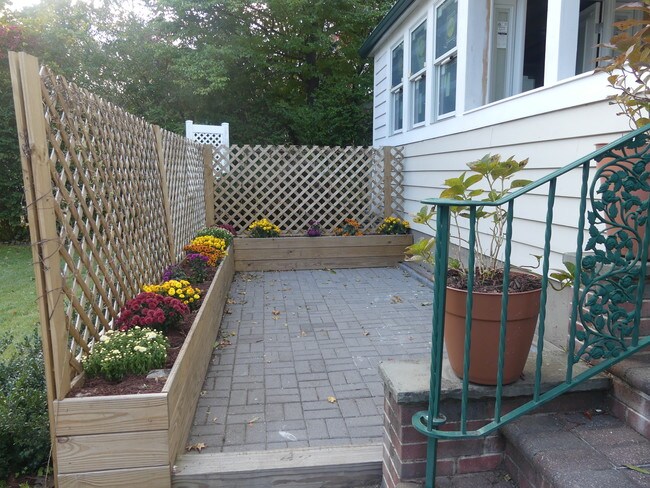 Private patio - 122 Oak St