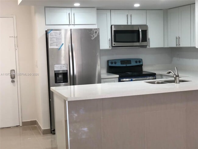 Building Photo - 8883 Fontainebleau Blvd