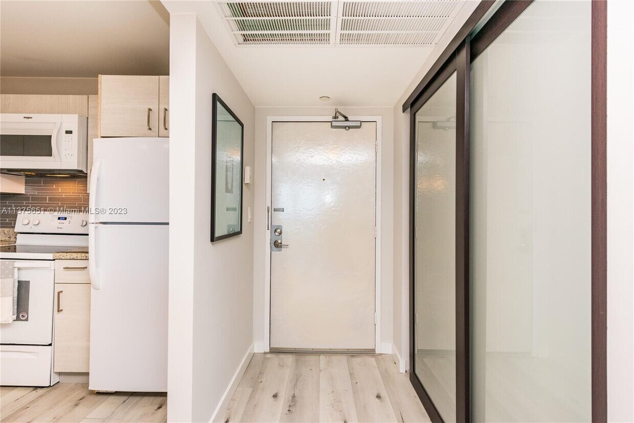 Primary Photo - 2301 Collins Ave