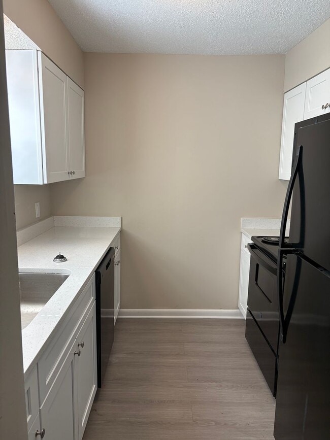 Building Photo - Newly Renovated 2 Bedroom 1.5 Bathroom Tow...