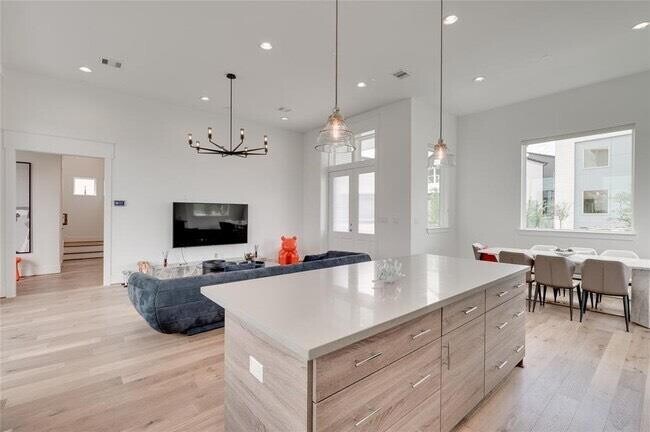 Building Photo - 9805 Finch Fls Ln