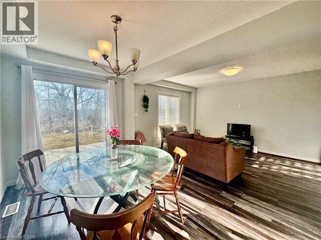 Photo du bâtiment - 5 Sparrow Ave