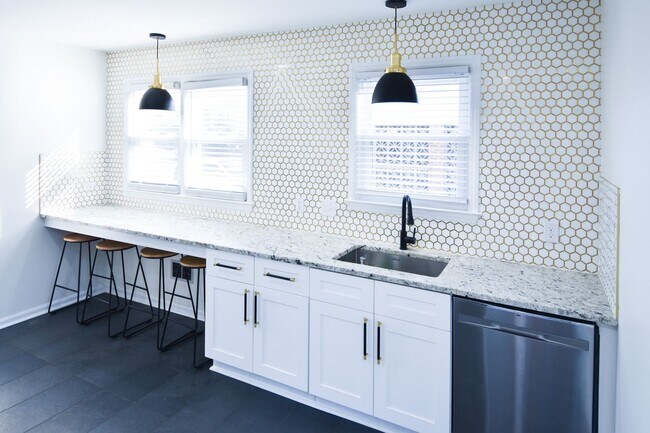 Foto del edificio - 5 Bedroom || 2 Bathroom - Single Family Ho...