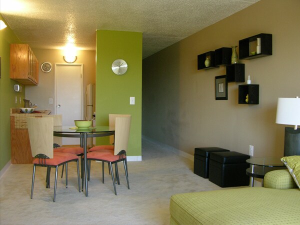 Building Photo - 902 Pallister