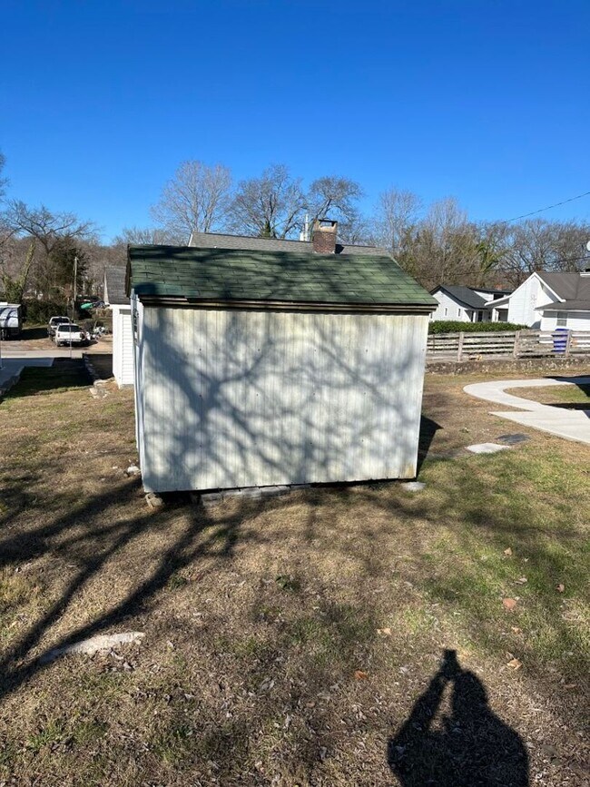 Building Photo - CUTE WHITE COTTAGE LOCATED IN CLINTON. NO CATS, LAP DOGS ONLY! LEASE ONLY.