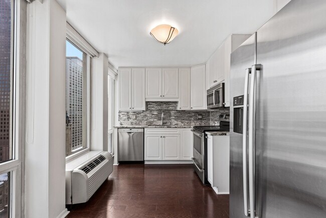 Building Photo - 111 E Chestnut St