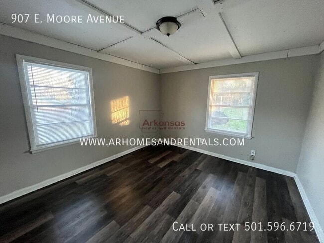 Foto del edificio - 907 E Moore Ave