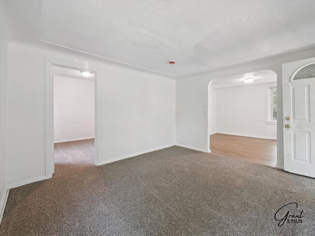 Building Photo - $1200 3 bedroom bungalow