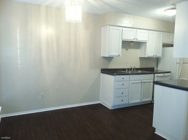 Foto del edificio - 3 br, 2 bath 4plex - 111 Peachtree Court D