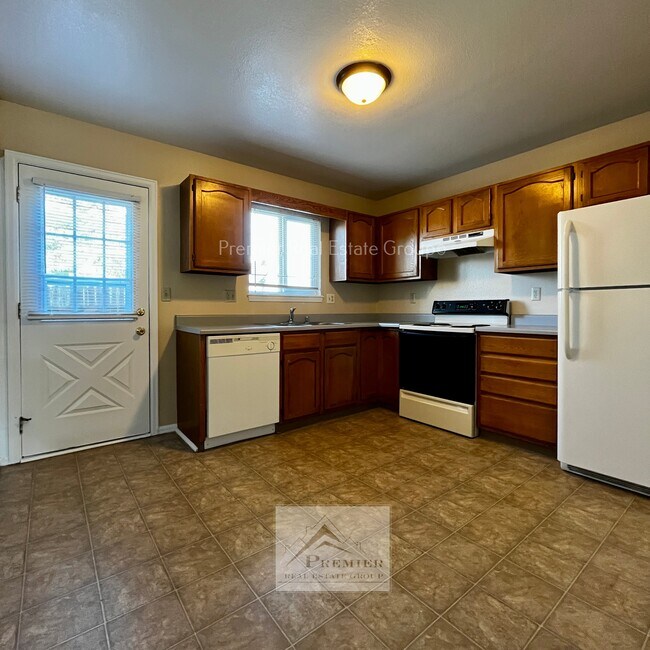 Building Photo - 505 Comanche Village Dr
