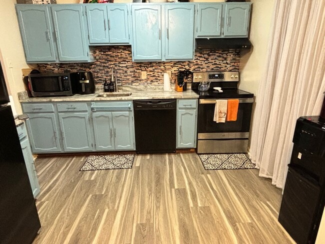 Kitchen - 8719 East Grv