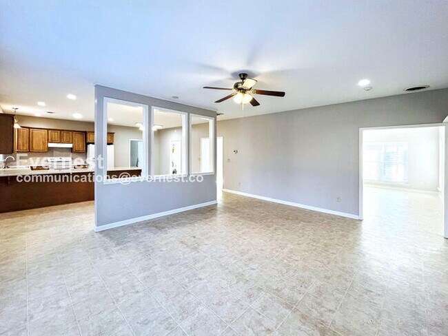 Building Photo - 4 Bed/2.5 Bath Home with Fenced Yard & Garage / Pet-Friendly / Available Now!