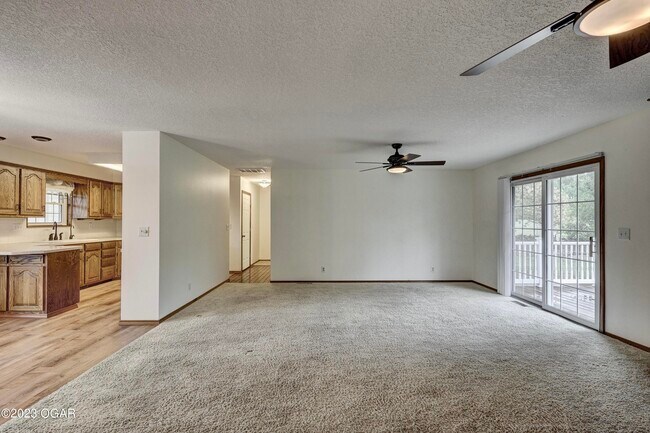 Building Photo - 304 Lakeview Ln