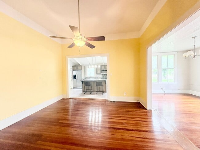 Building Photo - 215 Versailles Blvd