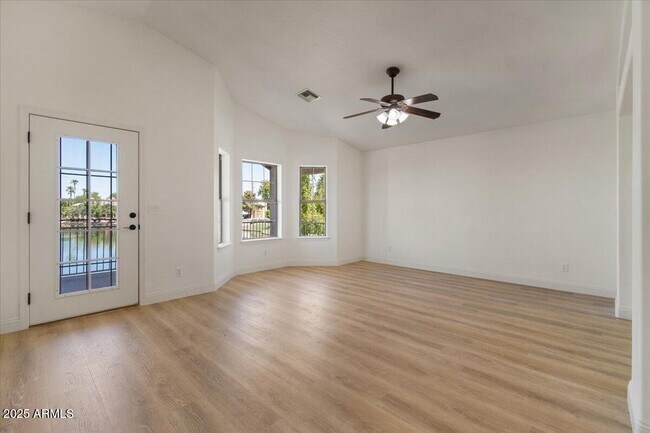 Foto del edificio - 1414 N Palmsprings Dr