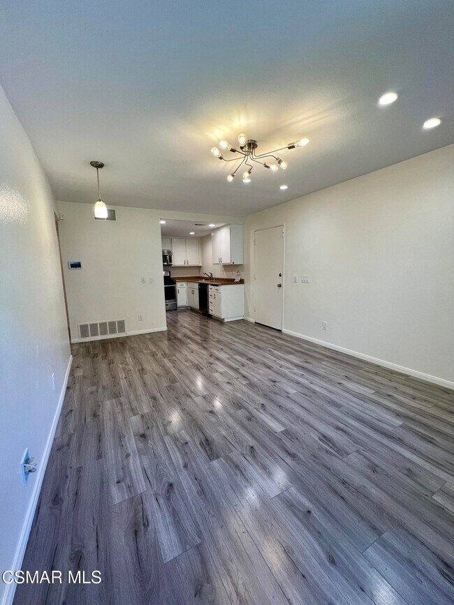 Foto del edificio - 1342 E Hillcrest Dr