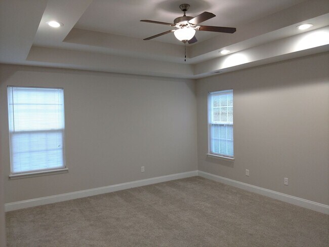 Building Photo - 4 Bedroom near Volkswagen!