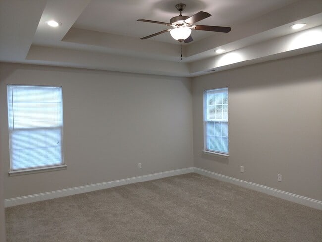 Foto del edificio - 4 Bedroom near Volkswagen!