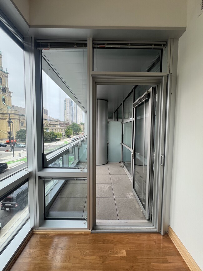 Foto del edificio - 545 E Wells St