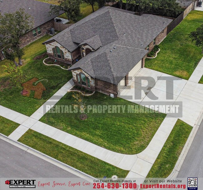 Foto del edificio - Elegant Corner-Lot Retreat with Upgraded F...
