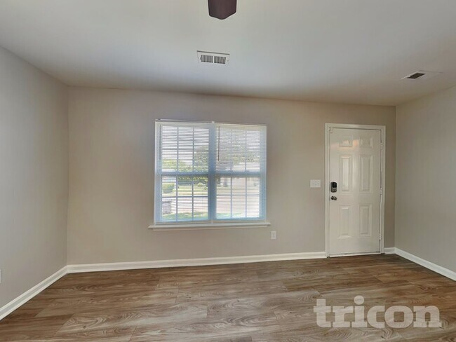 Foto del edificio - 120 Honeywood Ave