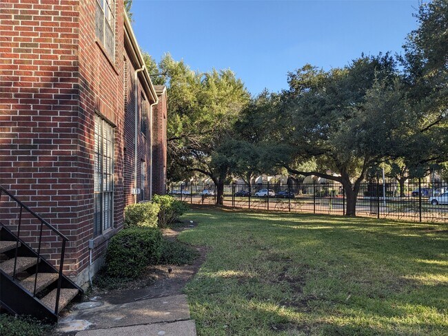 Foto del edificio - 8055 Cambridge St