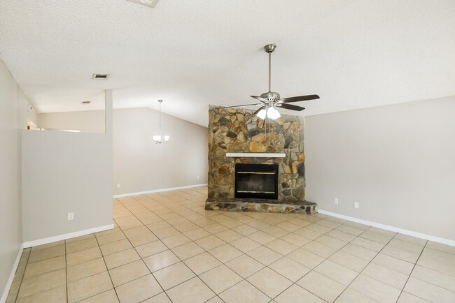 Building Photo - 1834 Manitoba Ct N