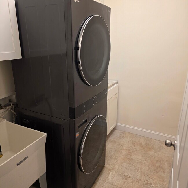 Foto del edificio - 466 Carriage House Ln