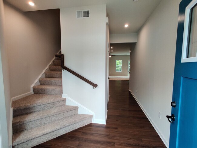 Building Photo - 3 Bedroom condo near major roadways