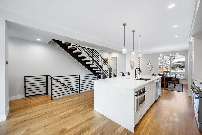 Foto del edificio - Modern 4BD, 4BA Home With 2-Car Garage, On...