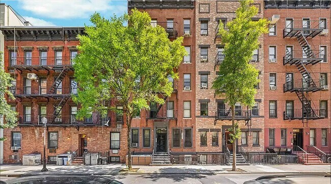 Building Photo - 439 W 46th St