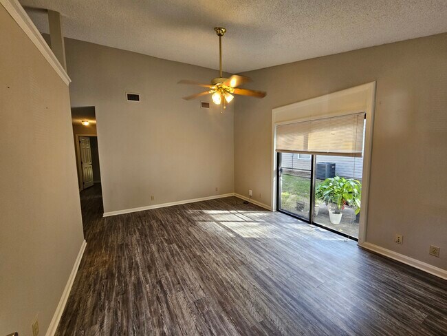 Foto del edificio - 108 E Lakemont Dr