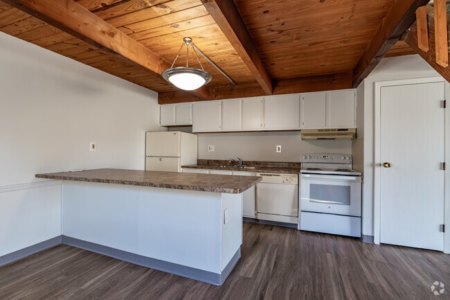 2BR, 1BA - 900SF - Kitchen - Abbington Village