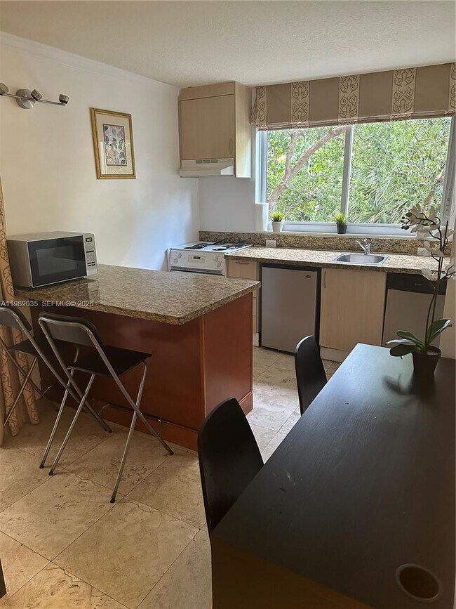 Foto del edificio - 2951 S Bayshore Dr