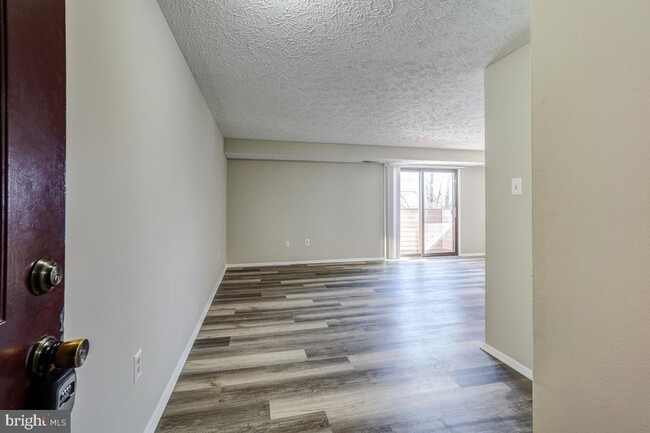 Building Photo - Third Floor Unit in a Great Location!