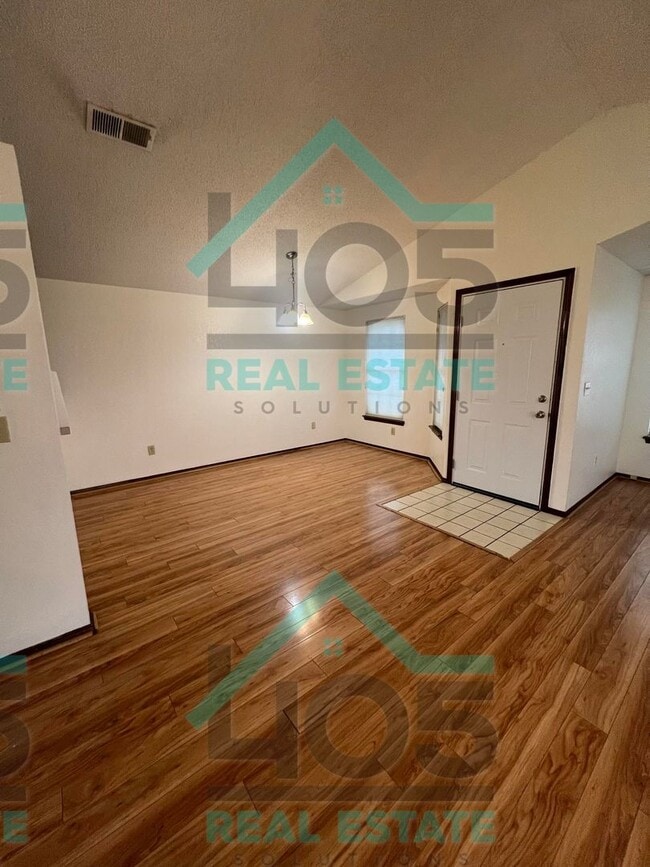 Building Photo - Moore Rental with Fireplace!