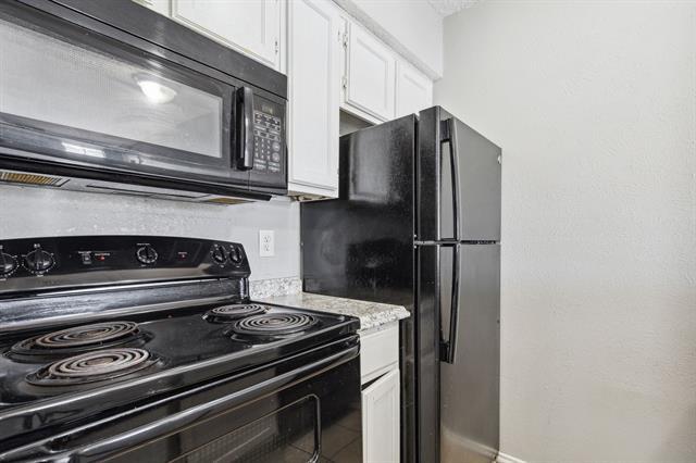 Building Photo - 9520 Royal Ln