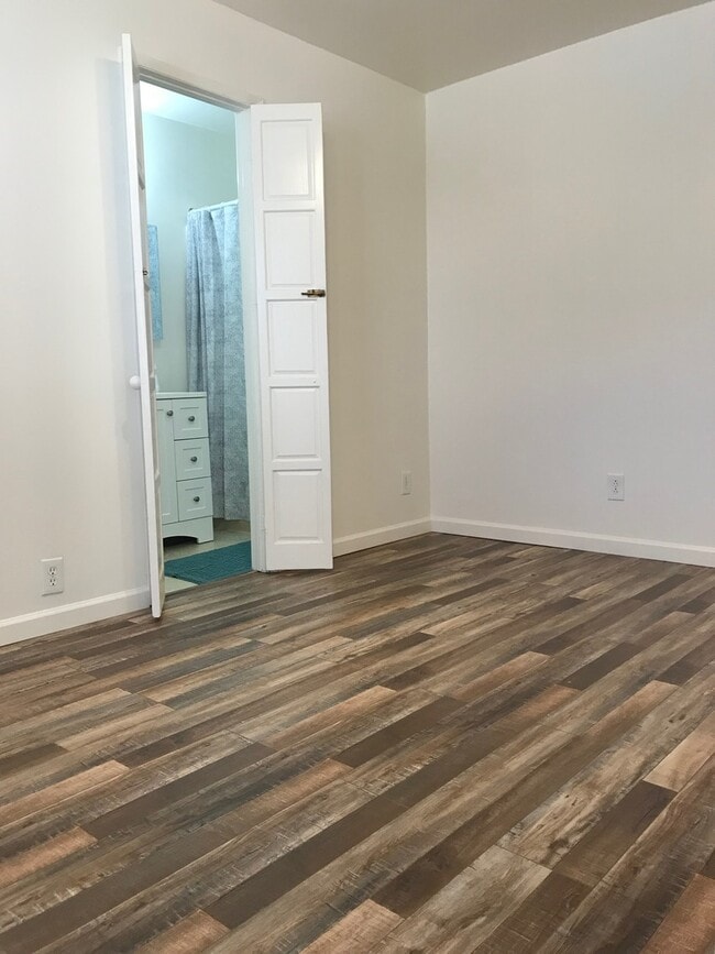 Building Photo - Gorgeous 1+1  in Glendale - Close to Eagle...