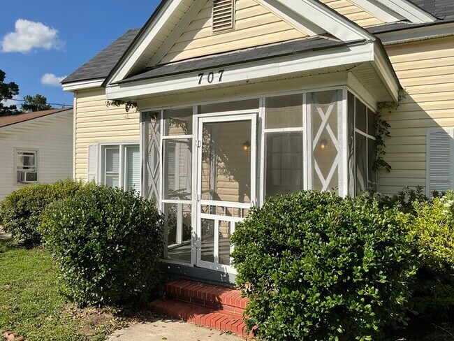 Building Photo - NOW OFFERING FIRST FULL MONTH FREE IF MOVE...