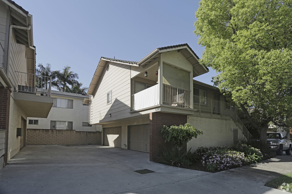 Foto del edificio - 6303-6305 Comstock Ave