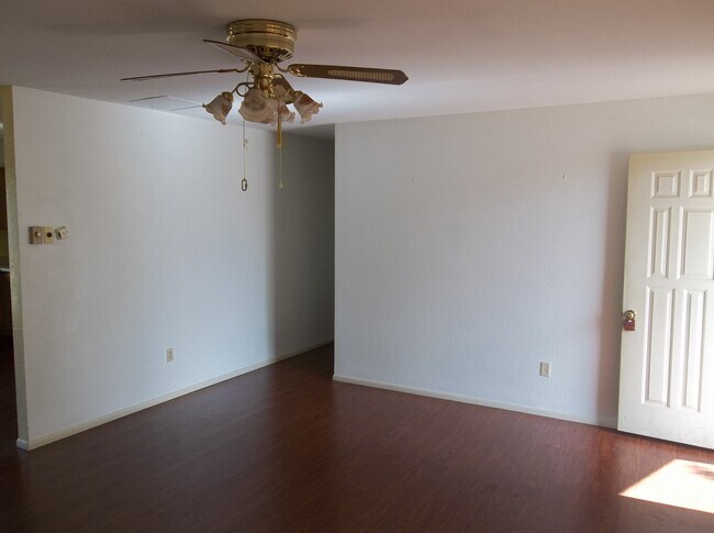 Foto del edificio - 4720 N Spring Dr