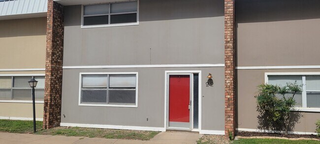 Foto del edificio - LARGE 2 BEDROOM 3 BATH CONDO IN COLONIAL PARK