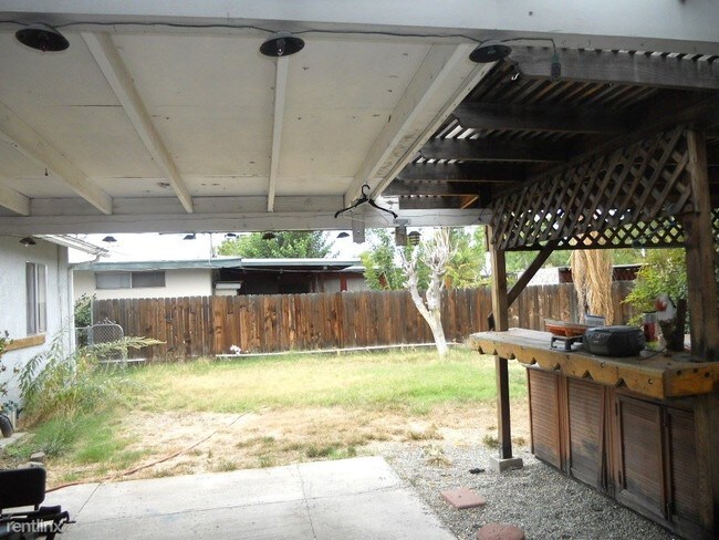 Building Photo - 920 Lucerne Dr