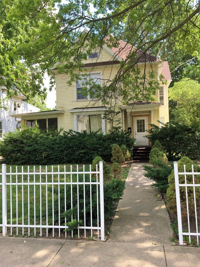 507 W Green St Unit A1, Urbana, IL 61801 Apartment for Rent in Urbana
