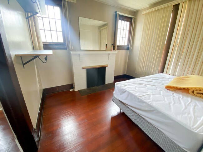 Foto del edificio - 3 bedroom 1 bath on campus