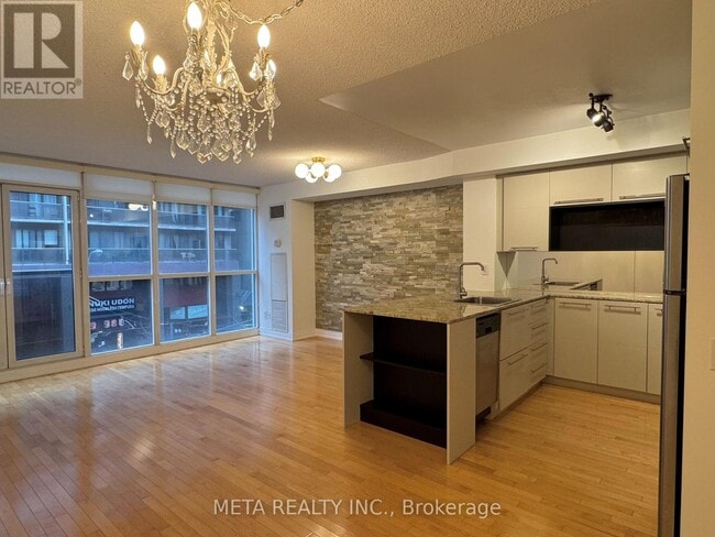 Building Photo - 25 Carlton St.